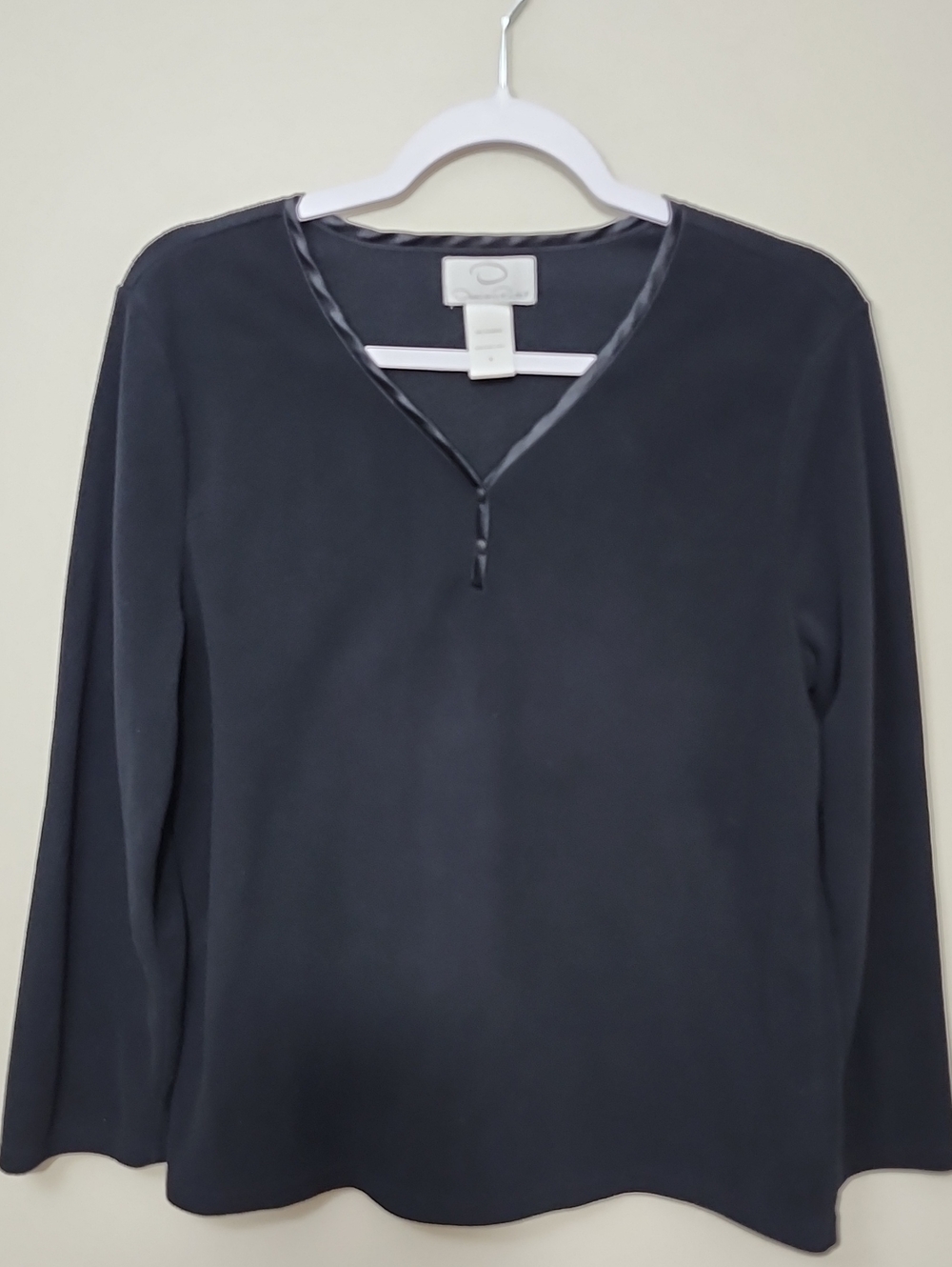 Oscar de la Renta Black Fleece V-Neck Pullover Sweater Cozy Minimalist Lux Cabin